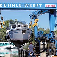 Marina Müritz: Mit dem 90-Tonnen-Kran der
Kuhnle Werft ist der Weg ins Winterlager und
zurück ins Wasser schnell erledigt.
