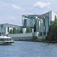 Bundeskanzleramt: Mal Bescheid sagen?
Mit dem Hausboot (vetus 1200 K3) auf der Spree
kann man fast beim Regieren zugucken.
