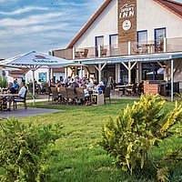 Hafenrestaurant Captain’s Inn: Gemütlich sitzen
und genießen in Sichtweite zur Marina Müritz.