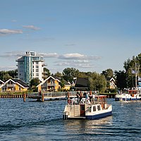 Ansteuerung Hafendorf: Von der Müritz aus sind
die weißen Giebel und der Turm im Hafendorf
Müritz schon früh zu sehen.