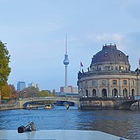 Berlin per Boot: Die Kormoran schlüpft unter allen
Brücken der Hauptstadt durch. Rechts die Museumsinsel.