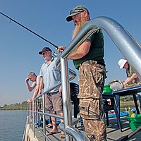 Angelprofi Peter Rinow auf einem Hausboot von Kuhnle-Tours