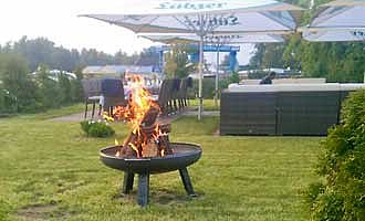 Feuerstelle an der Terrasse des Restaurants Captain`s Inn.