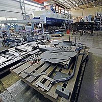 Stahlbau auf der Kuhnle Werft: Wie Puzzleteile
werden die einzelnen Segmente mit einem Laserstrahl
aus Stahl geschnitten.