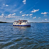 Revier für alle Wünsche: Auf der Mecklenburgischen
Seenplatte findet man Stille und Weite,
aber auch kurze Verbindungskanäle und quirlige
Städtchen.