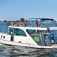 Flaggschiff: Design-Hausboot Aquino mit Deckbelag
in Teak-Optik.