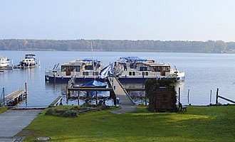 Boote der Firma Kuhnle-Tours halten am Steg in Berlin Zeuthen.