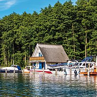 Sicherer Hafen: Die Liegeplätze links und rechts des
Fahrgastanlegers sind mit Dalben versehen.