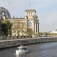 Mit dem Boot (Aquino 1190) auf City-Törn: Die
Hauptstadt auf dem Wasserweg zu erkunden, ist
ein Höhepunkt im Skipperleben.