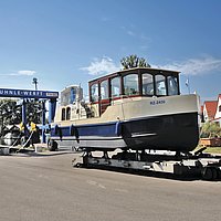 Auf Testfahrt: Kormoran 940 der Kuhnle Werft auf
dem Hubwagen kurz vor der Erstwasserung.