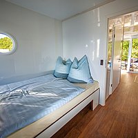 Hell und geräumig: Blick von der achteren Schlafkabine
in den Salon des Febomobils.