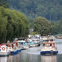 Schutz vor Wind und Sonne: Die Uferbepflanzung
macht den Rhein-Marne-Kanal zur Alleenstraße.