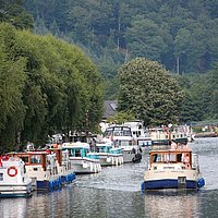 Schutz vor Wind und Sonne: Die Uferbepflanzung
macht den Rhein-Marne-Kanal zur Alleenstraße.