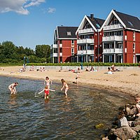 Badespaß für Groß und Klein: Das Strandbad im
Hafendorf Müritz hat eine geräumige Flachwasserzone,
aber das tiefe Wasser ist schnell erreicht.