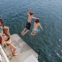 Das größte Freibad der Welt: Badespaß auf der
Kormoran 1280 mit Badeplattform, Badeleiter und
Außendusche.