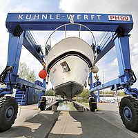 Die Kuhnle Werft hat ihren Standort
unmittelbar bei der Marina Müritz und bietet umfangreichen
Service für Gast- und Dauerlieger. Hier
der 90-Tonnen-Travellift.