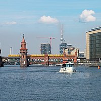 Mit dem Boot (Aquino 1190) auf City-Törn: Die
Hauptstadt auf dem Wasserweg zu erkunden, ist
ein Höhepunkt im Skipperleben (Oberbaumbrücke).