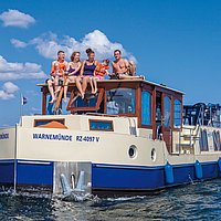 Schatten an Deck: Unter dem großen klappbaren
Sonnensegel der Kormoran 1150 ist es auch im
Hochsommer angenehm kühl.