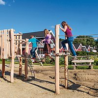 Abenteuer an Land: Der Spielplatz im Hafendorf
Müritz verfügt neben phantasievollen Klettergeräten
auch über einen Wasser-Plansch-und-Matsch-
Bereich.