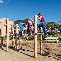 Abenteuer an Land: Der Spielplatz im Hafendorf
Müritz verfügt neben phantasievollen Klettergeräten
auch über einen Wasser-Plansch-und-Matsch-
Bereich.