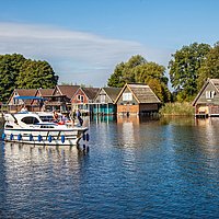 Urlaub am und auf dem Wasser – Haines 1070 vor
den typischen Bootshäusern.