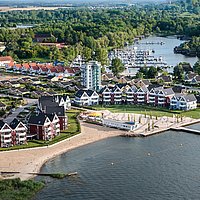 Platz an Sonne und Wasser: Die Kapitänshäuser im
Hafendorf Müritz liegen direkt am Strand.