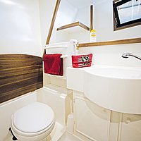 Das komfortable Bad in der Aquino mit Heizkörper/
Handtuchwärmer und elektrischer Toilette.
