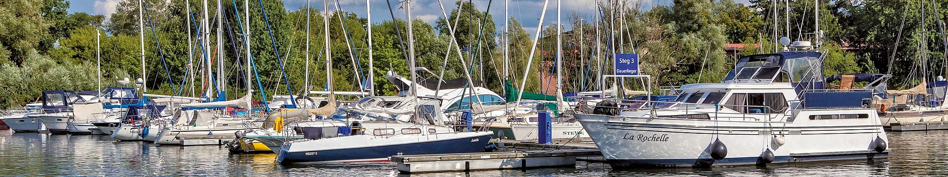 Segel- und Motorboote in einem Hafen an der Müritz