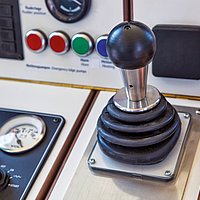 Fahrstand mit komfortabler Joysticksteuerung.