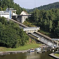 Aufzug für Boot und Crew: Das Schiffshebewerk im
französischen Arzviller ist ein technischer Höhepunkt
des Törns.