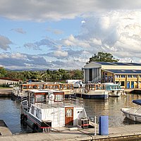 Viel Service für Boot und Besatzung: In der kleinen
Werfthalle der Marina Niderviller ist Platz für alle
Bedürfnisse Ihres Boots, die Crew kommt notfalls
in den Ferienwohnungen im Anbau unter.