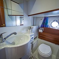 Das komfortable Bad in der Kormoran 1150 mit
Heizkörper und elektrischer Toilette.