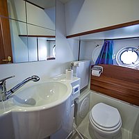 Das komfortable Bad in der Kormoran 1150 mit
Heizkörper und elektrischer Toilette.