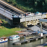 Attraktion in Elsass-Lothringen: Die Fahrt über das
Schiffshebewerk Arzviller ist wie eine kleine Lehrstunde
in Physik und technischer Mechanik – aber
ohne Schulbank drücken.