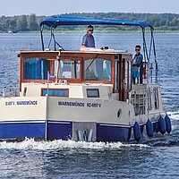 Landurlauber, die es aufs Wasser zieht können im
Hafendorf Müritz Sportboote, Wasserski und Tubes
ausleihen.