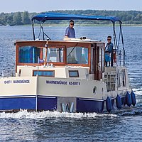 Landurlauber, die es aufs Wasser zieht können im
Hafendorf Müritz Sportboote, Wasserski und Tubes
ausleihen.