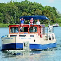Familienkutsche mit Seeblick: Die Kormoran von
Kuhnle-Tours hat reichlich Platz an Deck.