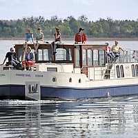 Platz für Oma und Opa: Die Kormoran 1500
ist mit ihren vier Kabinen das ideale Generationenboot.