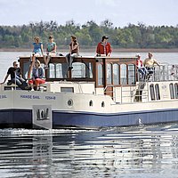 Platz für Oma und Opa: Die Kormoran 1500
ist mit ihren vier Kabinen das ideale Generationenboot.