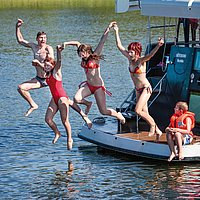 … und platsch! Badeplattform und Außendusche
erlauben Wasserspiele ohne Grenzen.