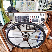 Flaggschiff: Design-Hausboot Aquino 1190 mit
Joysticksteuerung am Außen- und Innenfahrstand.