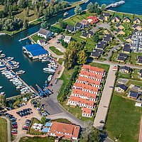 Landsitz für Seeleute am Südostufer der Müritz: Im
Hafendorf Müritz wohnt man dicht am Wasser …
mit dem Komfort eines modernen Ferienparks.