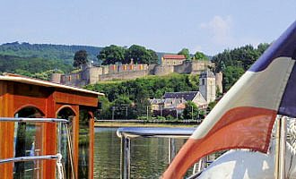 Blick vom Hausboot in eine typische französische Kulturlandschaft