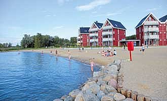 Sandstrand vor dem Hafendorf Müritz