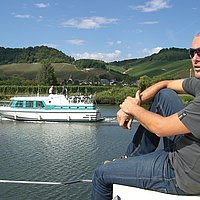 Entschleunigung: Auf dem Hausboot an der
Weinmosel schaltet der Körper schnell auf Tucker-
Tempo.