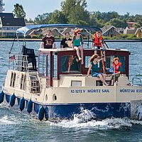 Urlaub an der frischen Luft: Die Kormoran bietet
ein großes Achterdeck und immer ein ruhiges
Plätzchen auf dem Bug.