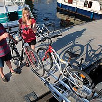 Kinderleicht unterwegs: Der Heck-Fahrradträger
der Primus-Kormoran sorgt für mehr Platz auf dem
Achterdeck.