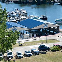 Viel Service für Boot und Besatzung: Im Bootsschuppen
der Marina Müritz ist von der Tankstelle
bis zur kleinen Werkstatt Platz für alle Bedürfnisse
Ihres Boots.