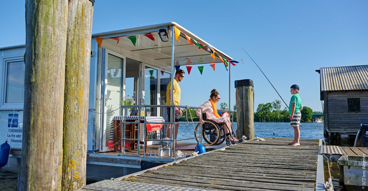 barrierefreies anlegen und ablegen mit dem KUHNLE-TOURS Hausboot