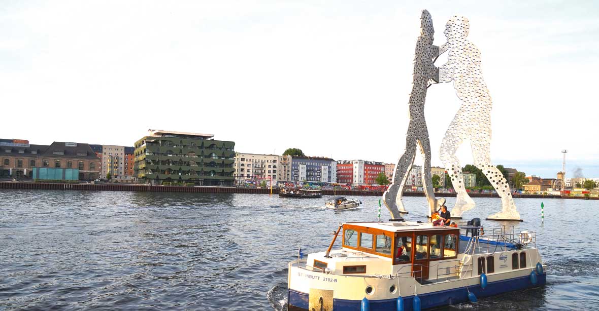 Eine Kormoran vor dem molecule man in Berlin